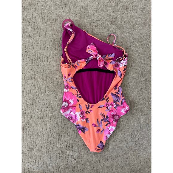 BECCA by Rebecca Virtue Full Bloom Arabella Asymmetrical Swimsuit Medium - Picture 4 of 7